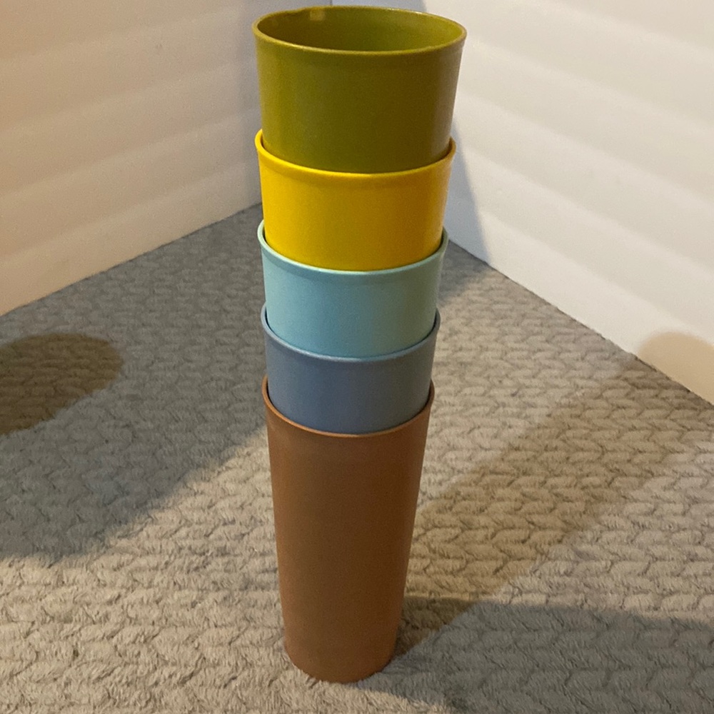 5 Tupperware cups. - Picture 2 of 4